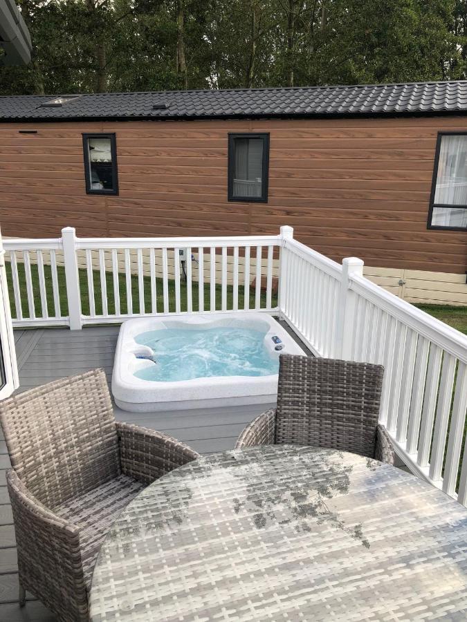 The Poplars Lodge With Hot Tub ヨーク エクステリア 写真